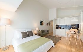 Bright Downtown Apartment